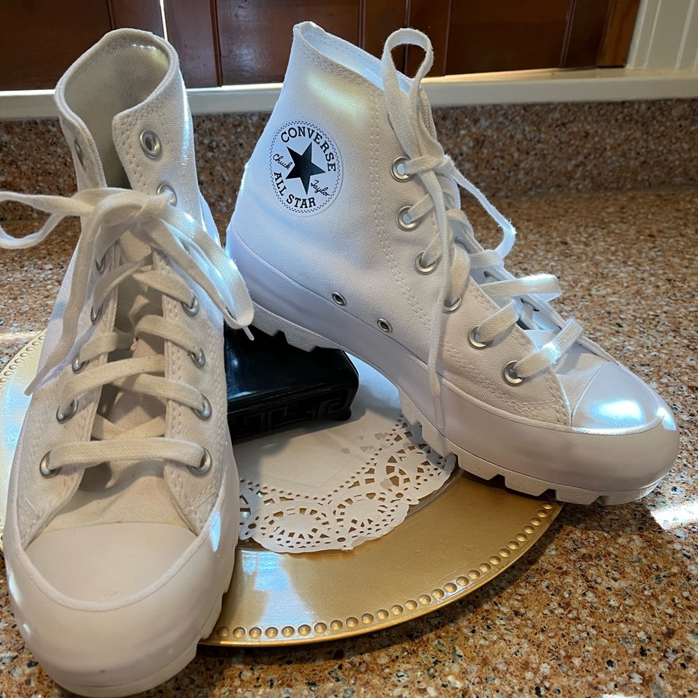 Chuck Taylor White canvas Converse Hi top Women’s size 7 Lugged bottom in white